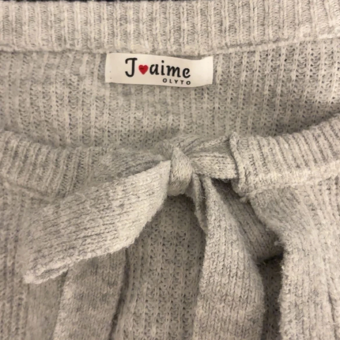 Ljusgrå stickad kofta med knyt från J'aime - 1