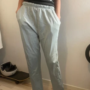 Ljusgröna Joggingbyxor  - Ljusgröna joggingbyxor med stretch från Lager157. Storlek XS. I bra använt skick. 