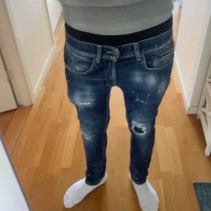 Dondup jeans - Snygga dondup jeans i storlek 28 men passar för storlek 30! Väldigt bra skick. Skriv för mer bilder.