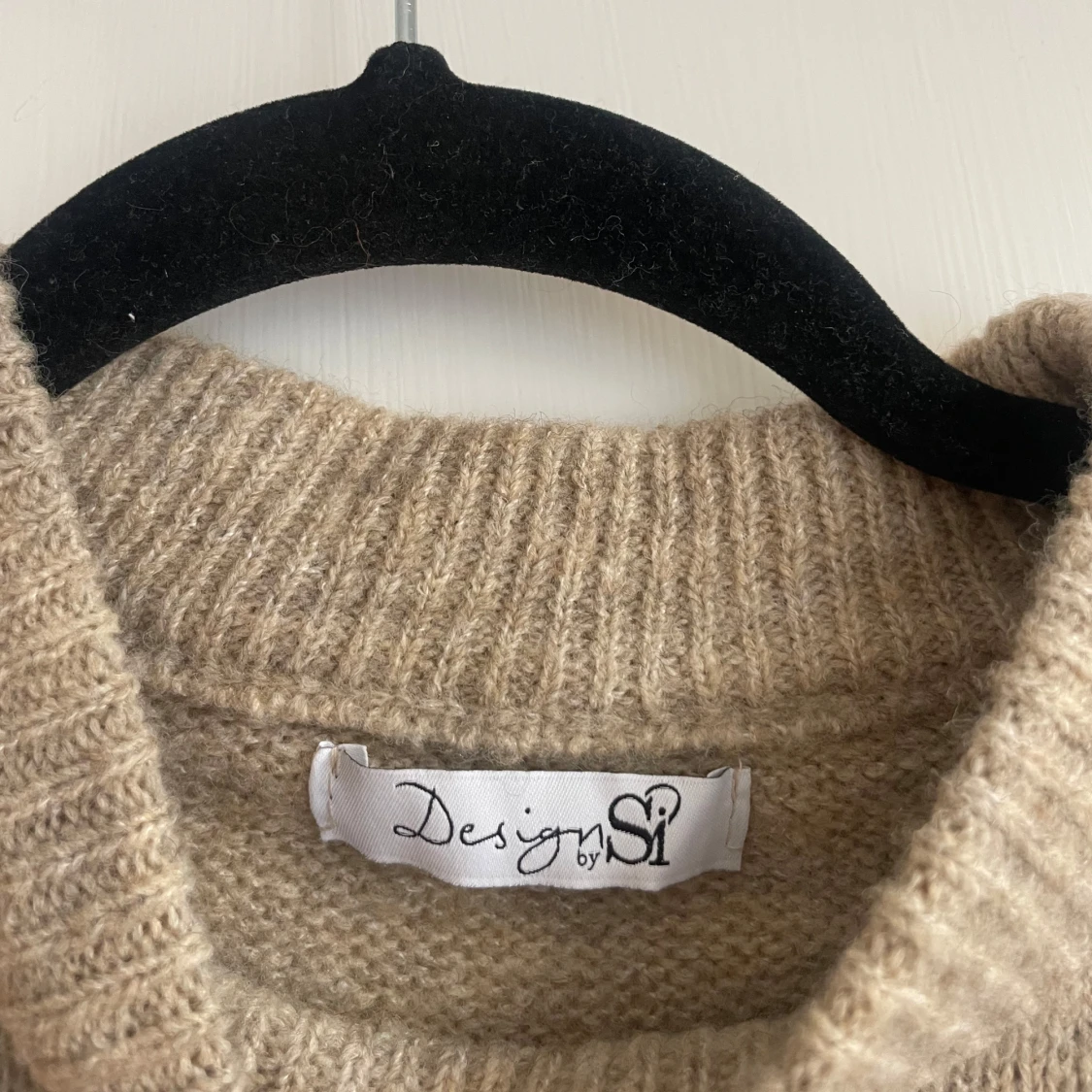 Beige stickad väst från Design by Si - 2