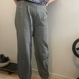 Rutiga kostymbyxor  - Rutiga byxor med resår i midjan och längst ner vid benen. Storleken uppskattas till 164 då storlekslapp saknas. Stretchiga och sköna!