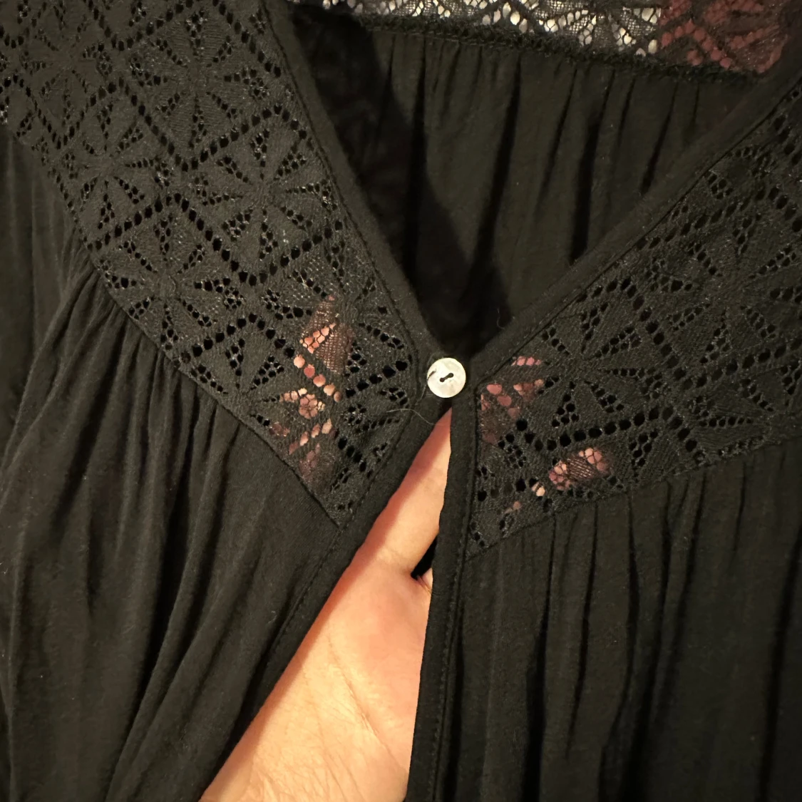 Svart blus med spetsdetaljer strl: M - 2