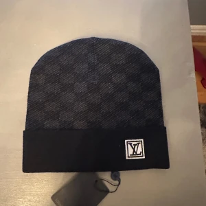 Svart mössa - Svart mössa, bra kvalite, hör av er vid frågor. L V