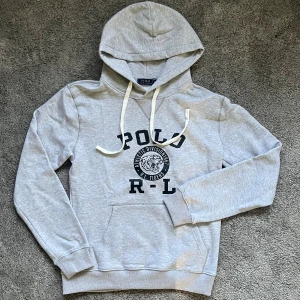 Ralph Lauren hoodie - En riktigt fräsch hoddie från Ralph lauren i grymt skick. Tröjan är storlek M, hör gärna av er vid frågor och funderingar!