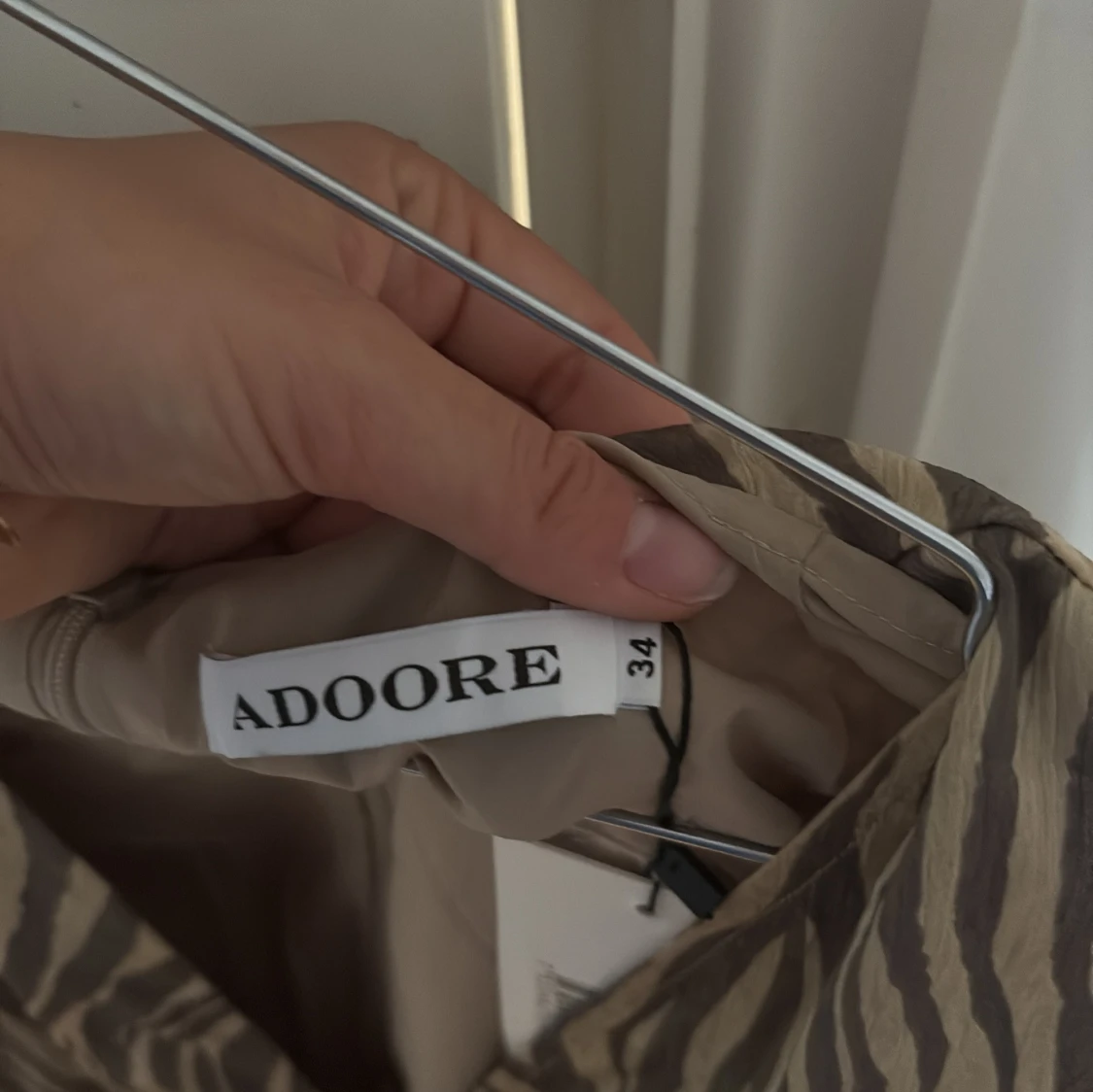 Zebramönstrad Florence Mini Dress från Adoore - 1