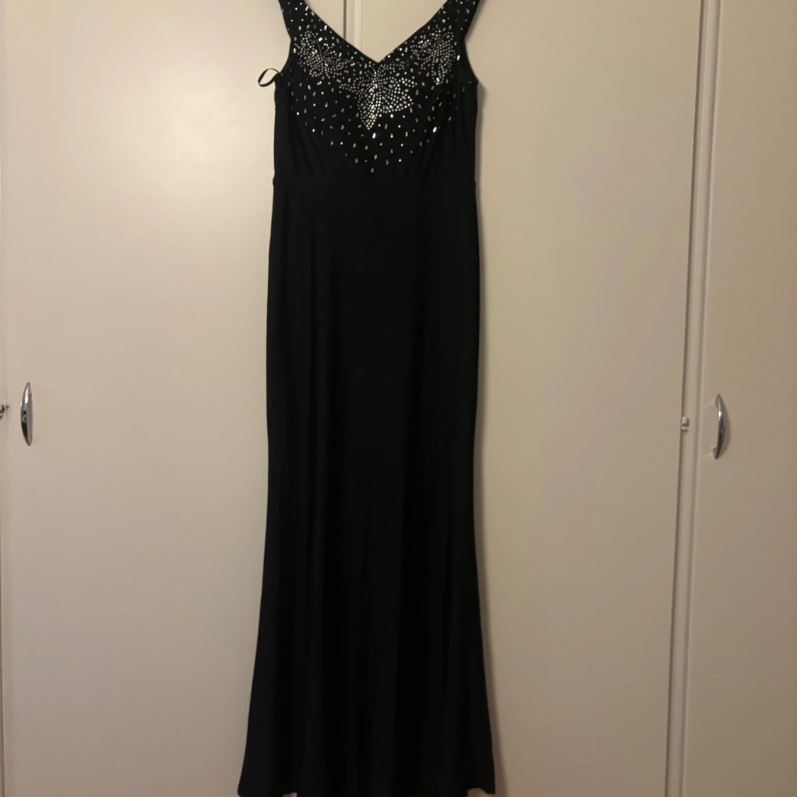 Svart långklänning med paljetter