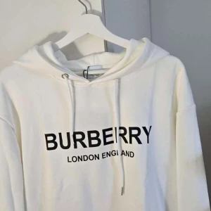 Vit hoodie från Burberry med tryck - Finns i storlek S M L XL bara höra av er för mer info:)