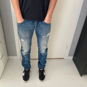 Dondup jeans - Tja! Säljer nu dessa feta dondup jeansen! Jeansen är i storlek 31! Jeansen har sköna slitningar med en fin tvätt! Skriv vid bilder eller frågor