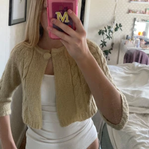 Beige stickad kofta från Gina Tricot - Superfin beige stickad kofta från Gina tricot.lite kortare Mosel och är super fin till ett linne.