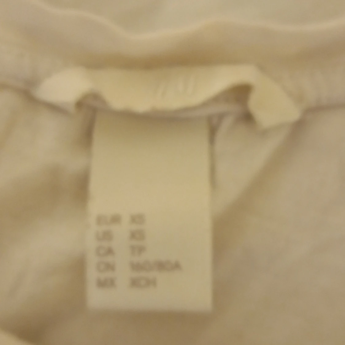 Vit t-shirt med ananas från H&M - 2