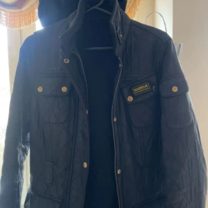 Svart quiltad jacka från Barbour -  jacka från Barbour, saknar bältet dock. Storlek S/M