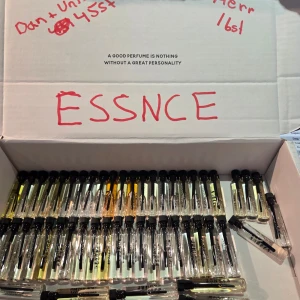 ESSNCE parfymprover samling - Stor samling parfymprover från ESSNCE – perfekt för dig som vill testa olika dofter och hitta din favorit. Smidiga små flaskor, enkla att ta med. Perfekt för dig som gillar att variera dig och upptäcka nya doftupplevelser.