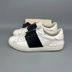 Valentino Open Sneaker Svart - • The shoes have been gently used and are in really good condition  • Size: 44 (fits 44.5–45)  • Color: Black  • Retail price: 7280 SEK / 590€  • Dustbag & valentino card is included