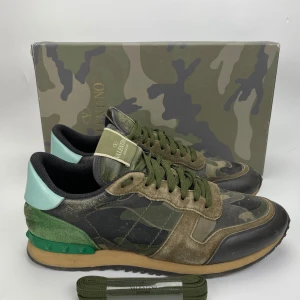 Valentinos rockrunners  - Hej! Säljer nu dessa svin feta rockrunners! Skorna är i extremt fint skick, inga tydliga defekter! Begränsat antal boxar och dustbag! 42 passar mycket större!!