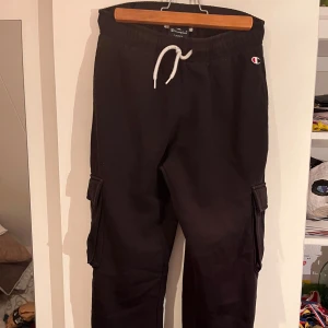 Mjukisbyxor Champion - Svarta byxor med ficka på vardera ben. Fint skick! Djur och rökfritt hem! Storlek L gäller i barnstorlek, dvs 164-170. 