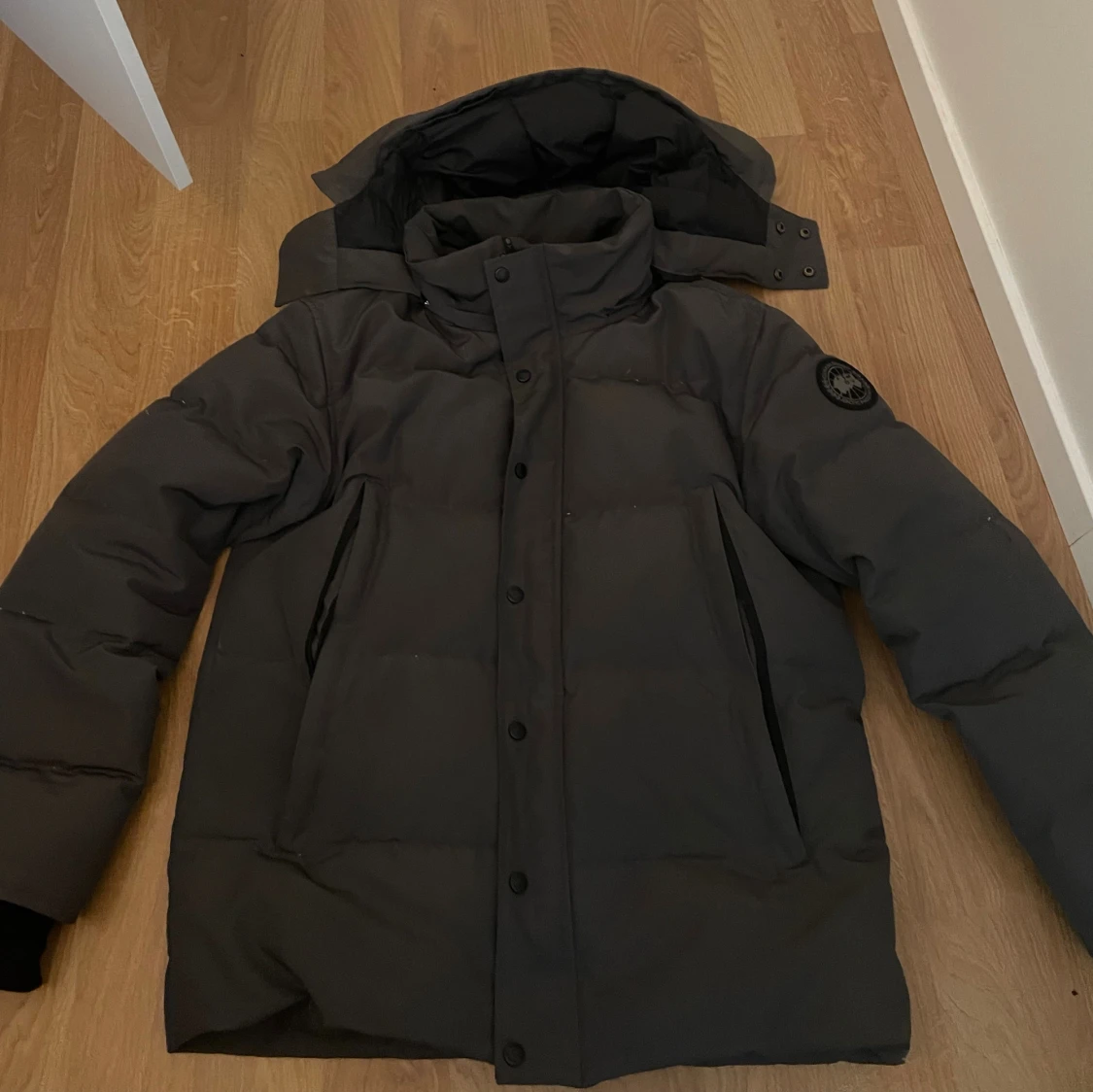 Mörkgrå dunjacka från Canada Goose