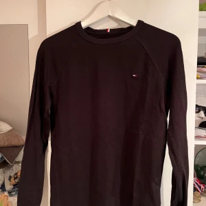 Tommy Hilfiger sweatshirt - Svart sweatshirt, perfekt för finare tillfällen eller i skolan. Mycket fint skick, djur och rökfritt hem! Storlek 164