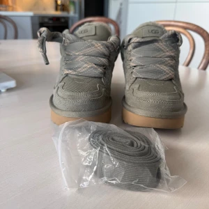 UGG lowmel gröna - UGGS lowmel i grön, säljer pga för liten storlek. Helt nya. Enfärgade snören ingår. Storlek 37