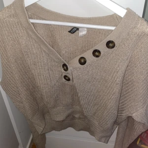 Beige stickad kofta med knappar - Skön kofta från H&M i storlek M/L