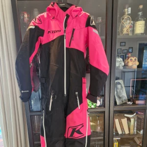 Klim skoter overall dam - En super fin klim skoter overall I storlek x- small känns dock mer som en S. Använd 2 vintrar. Finns små fläckar men inget jag försökt tvätta bort då man inte stört sig på dom! 