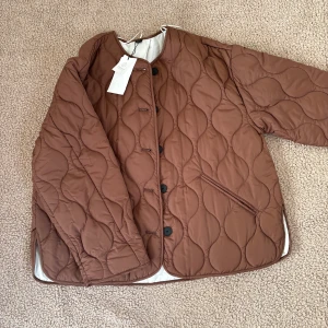 Höst jacka - Säljer denna oanvända höstjackan som är vattenavvisande.