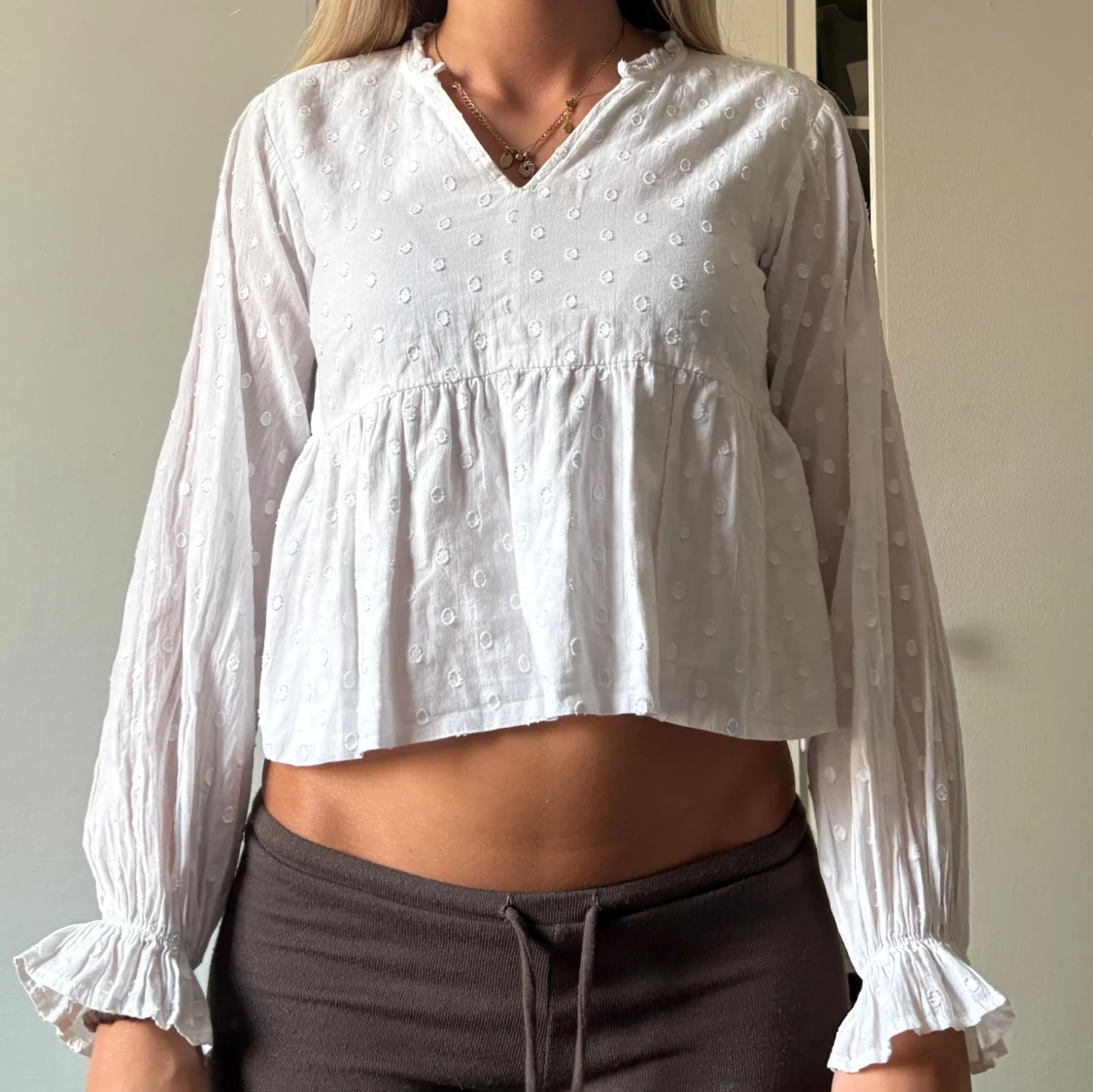 Vit prickig blus med volang