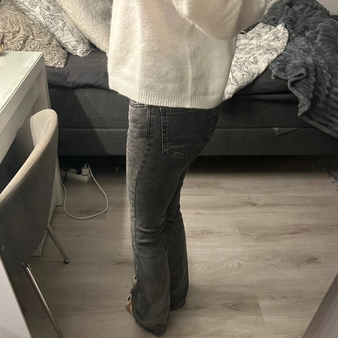 Grå bootcut jeans med tvättad look - 1