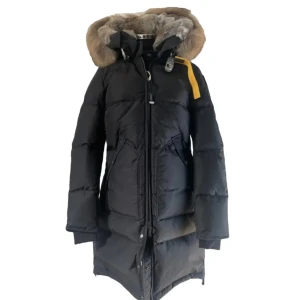 Svart dunjacka med päls från Parajumpers - Säljer min äkta parajumperjacka. Den är några år tillbaka (inte den på bilden men samma). Bild kan ges vid intresse. Kan mötas upp. Köparen står för frakt. 