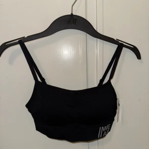 Svart sportbh  - Från Cubus, justerbara band och uttagningsbara kupor! Storlek M passar S 