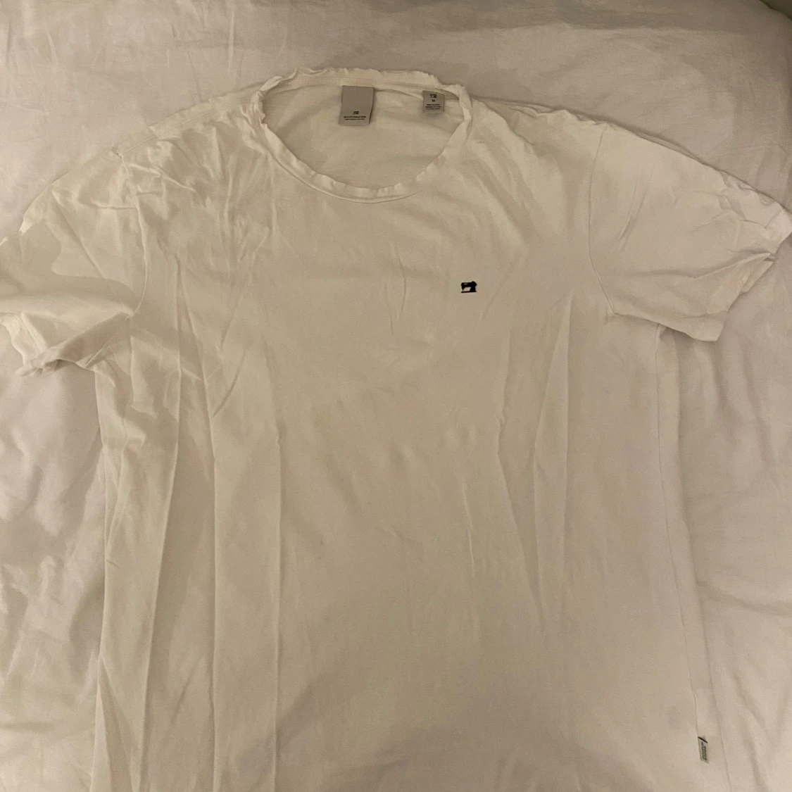 Vit t-shirt med symaskinslogga