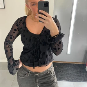 Meshtopp Gina tricot - Svart meshtopp med fint blommigt mönster på från ginatricot. Använd 1 gång. 