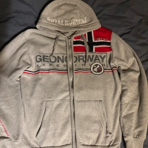 Geographical Norway Hoodie  - Geographical Norway Hoodie | Storlek: L | Skick: 9/10 lite använd men Inga defekter | Varm och skön, perfekt plagg för lite kallare dagar | Retail: 1000kr