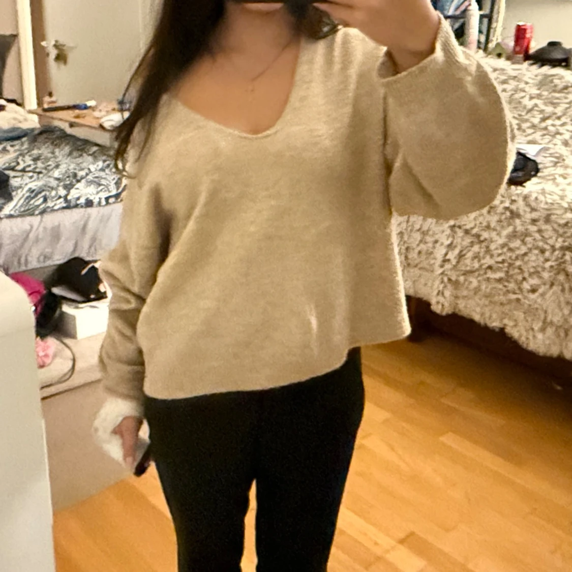 Beige stickad v-ringad tröja - 1