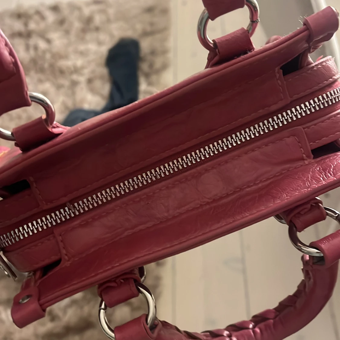 Rosa handväska med spänndetaljer - 1