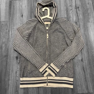 Vintage zip hoodie - Säljer nu min urfeta vintage zip hoodie med riktigt skönt mönster + färgkombination. Inga defekter, pris kan diskuteras 😊