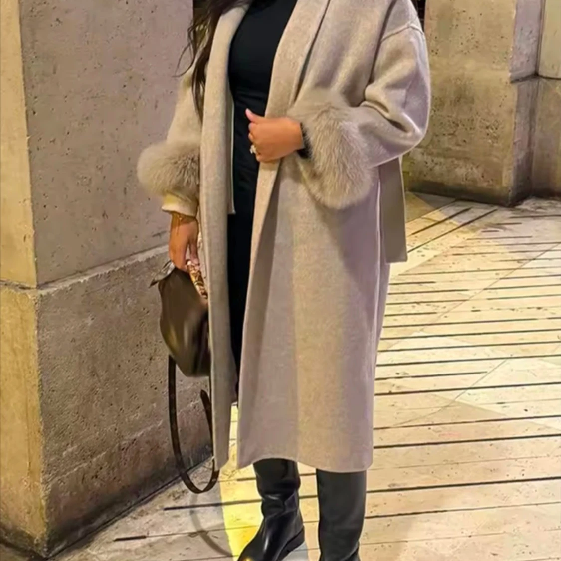 Beige kappa med pälsdetaljer storlek s