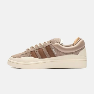 Adidas Campus sneakers beige/brun - Adidas Campus Bad bunny sneakers i beige och brunt med klassiska tre ränder på sidan. Stilren och retro vibe, perfekt för dig som gillar jordnära färger och enkel design. Dustbag medföljer helt ny!