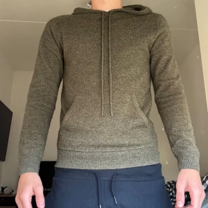 John Henric kashmir hoodie - Kashmir hoodie från John Henric i 9/10 skick utan några skador. Passar längder mellan ca 175-180cm.