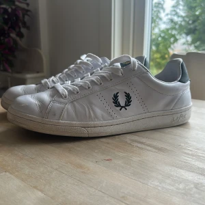 Vita Fred Perry sneakers i skinn - Vita skor ifrån fred Perry köpte i somras Använda ca 1 vecka då jag glömde skor på resa 