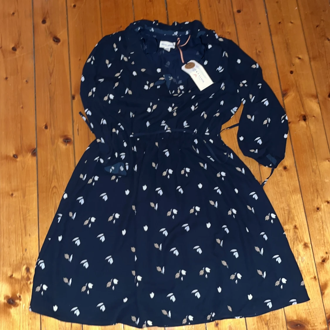 Mörkblå blommig klänning Holly & White - 1