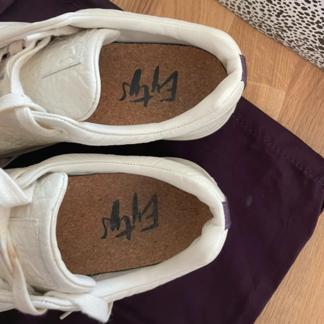Vita sneakers från Eytys med lila detalj - 1