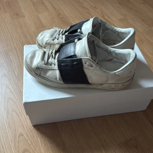 Valentino garavani - Skorna är  äkta men dom  är slitna och skicket på dom är 5/10 därefter priset men går att göra rent skorna om man vill. Vid köp ingår box, Dustbag, och kvitto  pris kan diskuteras hör av dig om du är intresserad eller har frågor 👍