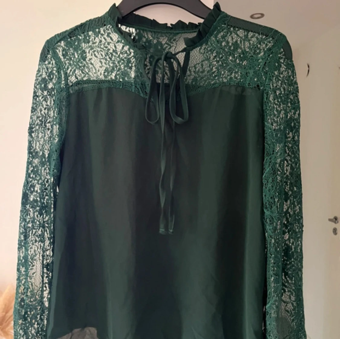 Grön blus med spets och knytband