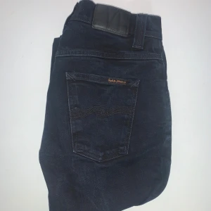 Nudie jeans grim trim - Säljer feta nudie jeans i modell Grim trim till ett väldigt bra pris.