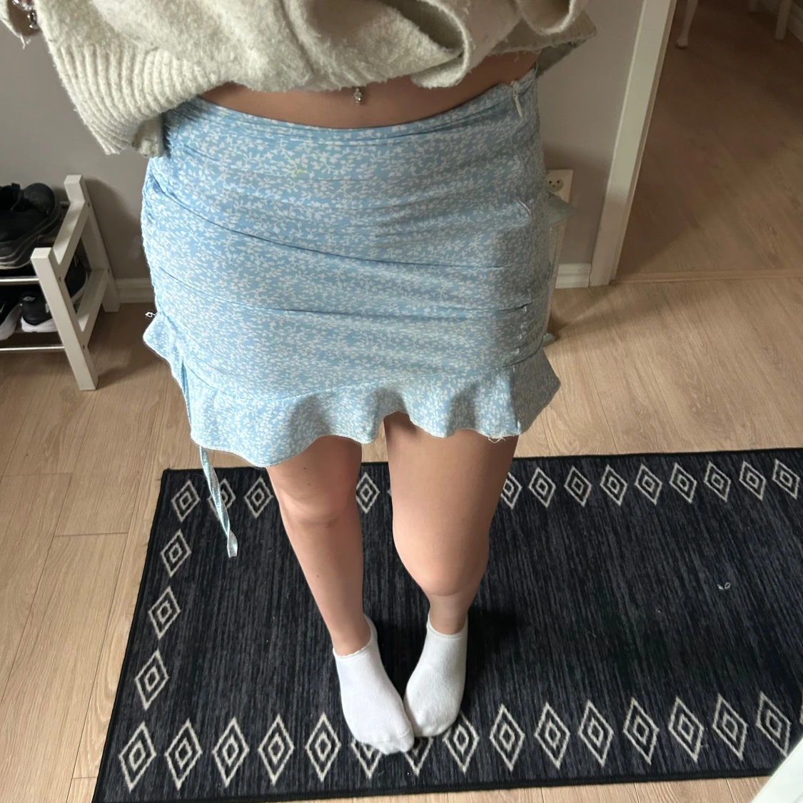 Blå blommig volangkjol med snörning