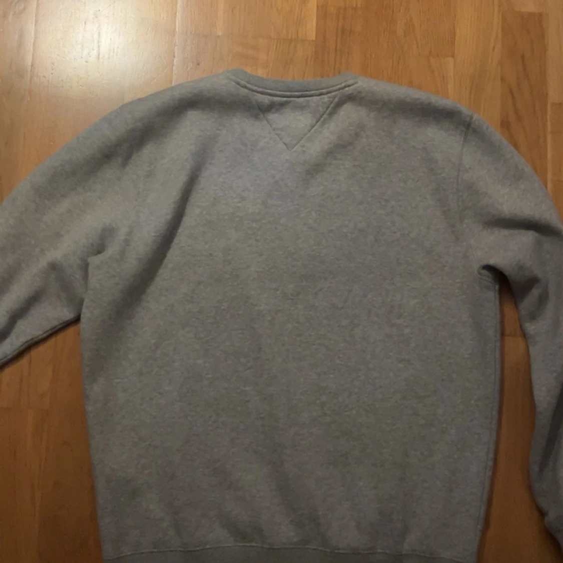Grå sweatshirt från Tommy Jeans - 1