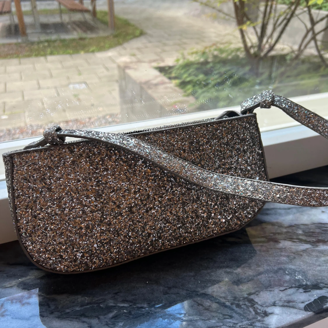 Glittrig silver väska - 1