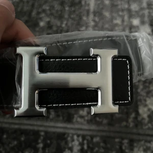 H bälte i svart med silver buckla - Helt nytt bälte i svart, ej riktig men perfekt för outfits. Kom dm för frågor👍🏼