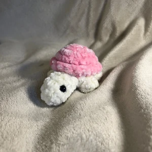 Ljus rosa sköldpadda - Supersöt liten sköldpadda som är ca 7 cm hög❤️Den är Säkerhetsögon som inte rekommenderas för barn under tre år! 