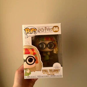 Funko Pop! Harry Potter Sybill Trelawney #86 - Samlarfigur Sybill Trelawney från Harry Potter-serien, Funko Pop! #86. Figuren är i originalförpackning.